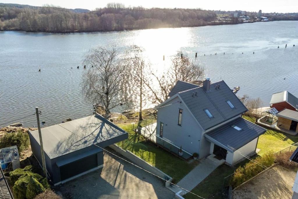 Flott Moderne Hus Langs Elven! Villa